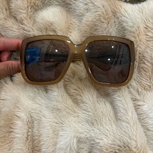 Gucci Tortoiseshell-Effect Oversized Frame sunglasses with horse-bit detail.